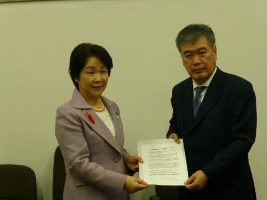 福田財務省主計局長に要請を行う吉村男女共同参画プロジェクトチームリーダー（山形県知事